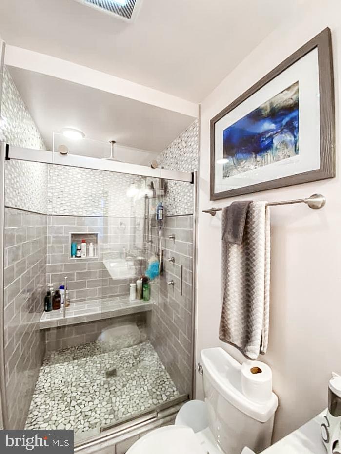 COUNTRY CLUB HILLS - Residential Lease