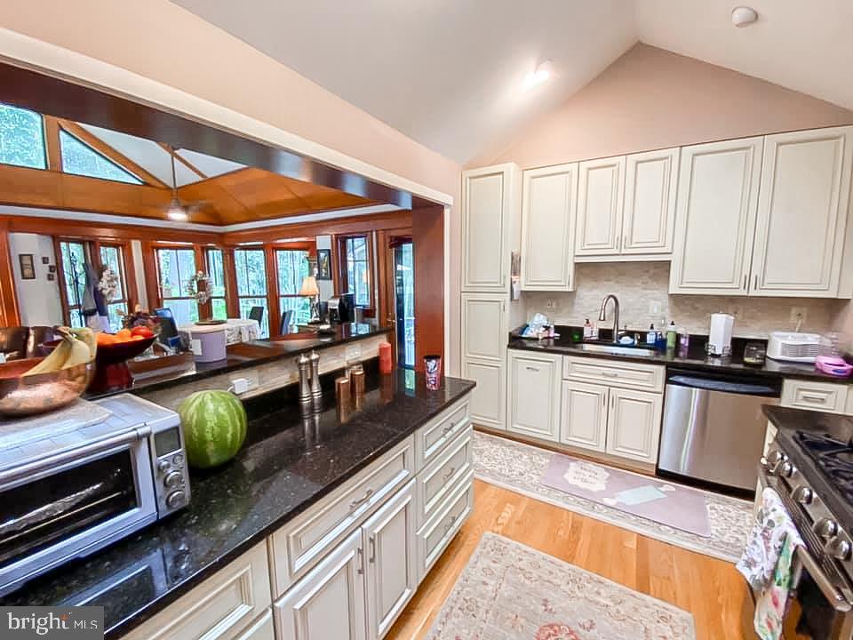 COUNTRY CLUB HILLS - Residential Lease