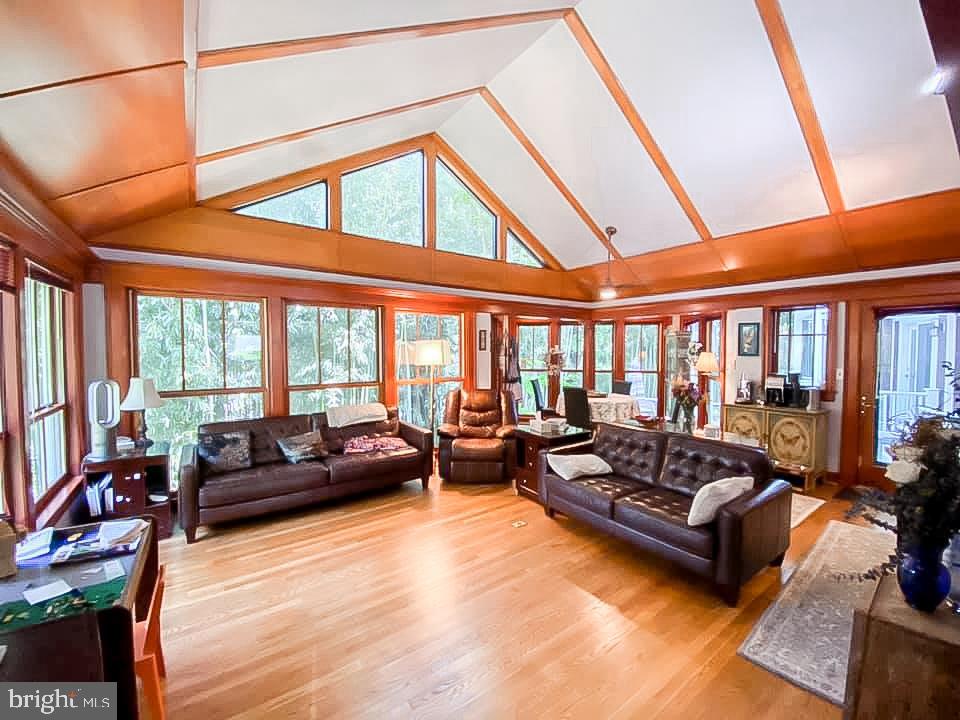 COUNTRY CLUB HILLS - Residential Lease