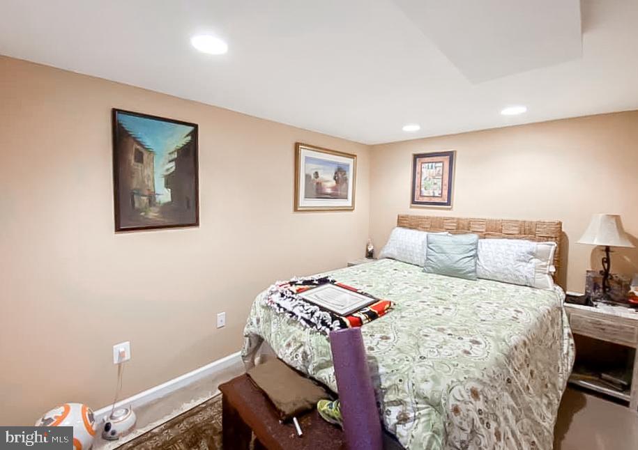 COUNTRY CLUB HILLS - Residential Lease