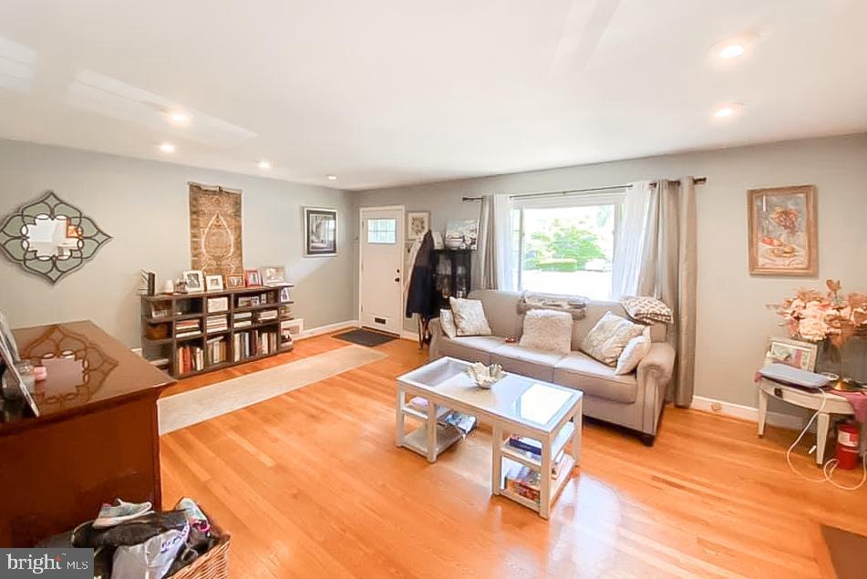 COUNTRY CLUB HILLS - Residential Lease