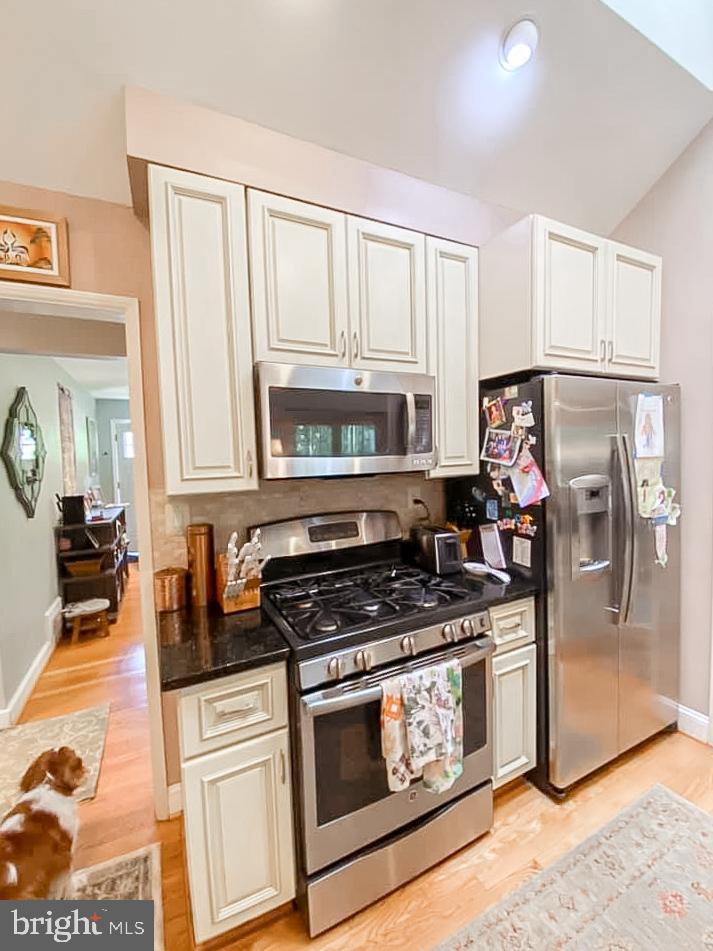 COUNTRY CLUB HILLS - Residential Lease