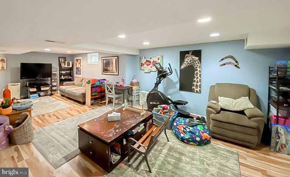 COUNTRY CLUB HILLS - Residential Lease