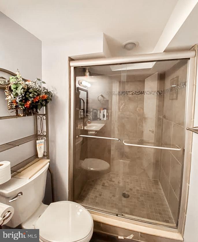 COUNTRY CLUB HILLS - Residential Lease