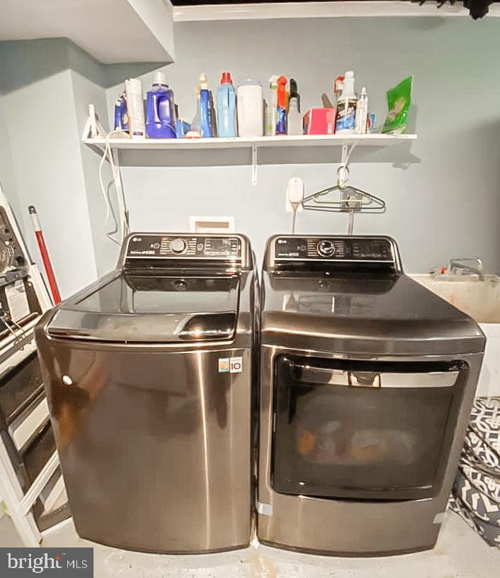 COUNTRY CLUB HILLS - Residential Lease