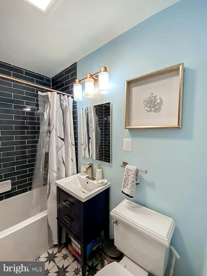 COUNTRY CLUB HILLS - Residential Lease