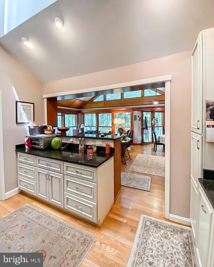 COUNTRY CLUB HILLS - Residential Lease