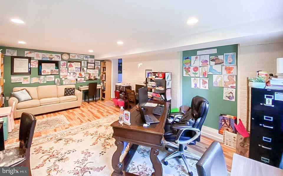 COUNTRY CLUB HILLS - Residential Lease