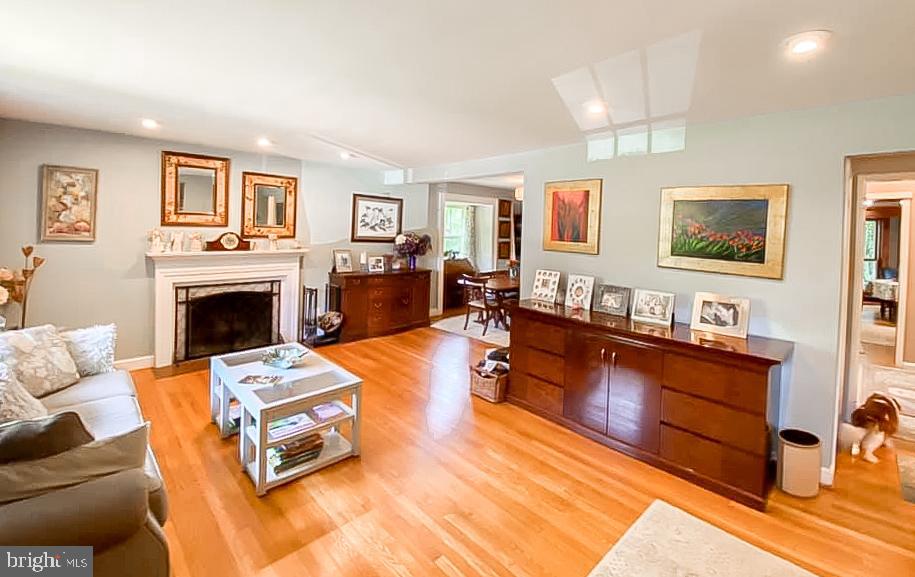 COUNTRY CLUB HILLS - Residential Lease