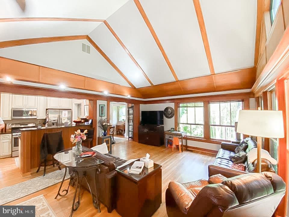 COUNTRY CLUB HILLS - Residential Lease