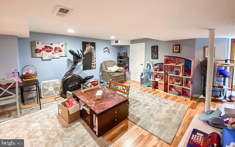 COUNTRY CLUB HILLS - Residential Lease