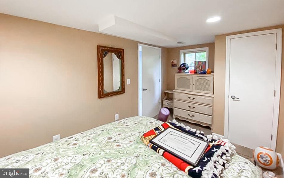 COUNTRY CLUB HILLS - Residential Lease