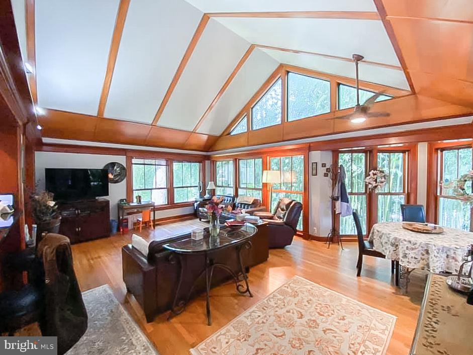 COUNTRY CLUB HILLS - Residential Lease