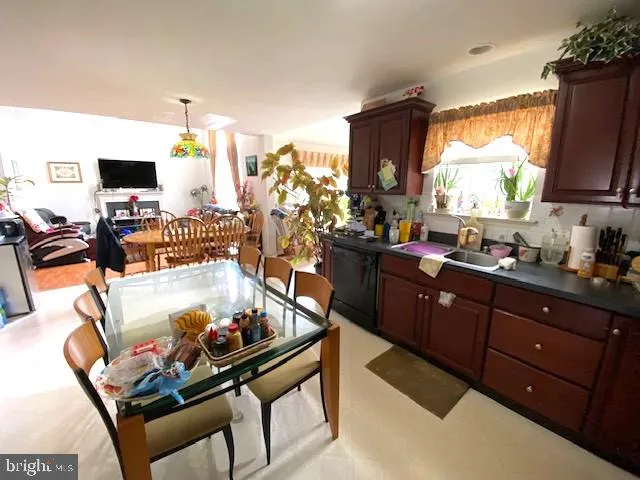 Quakertown, Pennsylvania 18951, United States, 3 Bedrooms Bedrooms, ,3 BathroomsBathrooms,Residential,Pending,85336