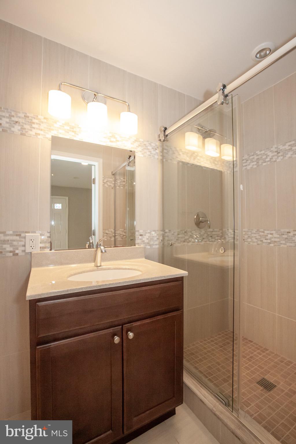 POMPONIOS KINGWOOD PARK - Residential Lease