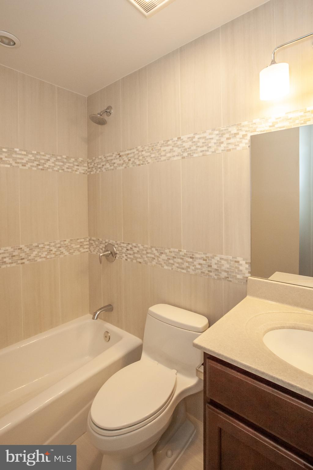 POMPONIOS KINGWOOD PARK - Residential Lease