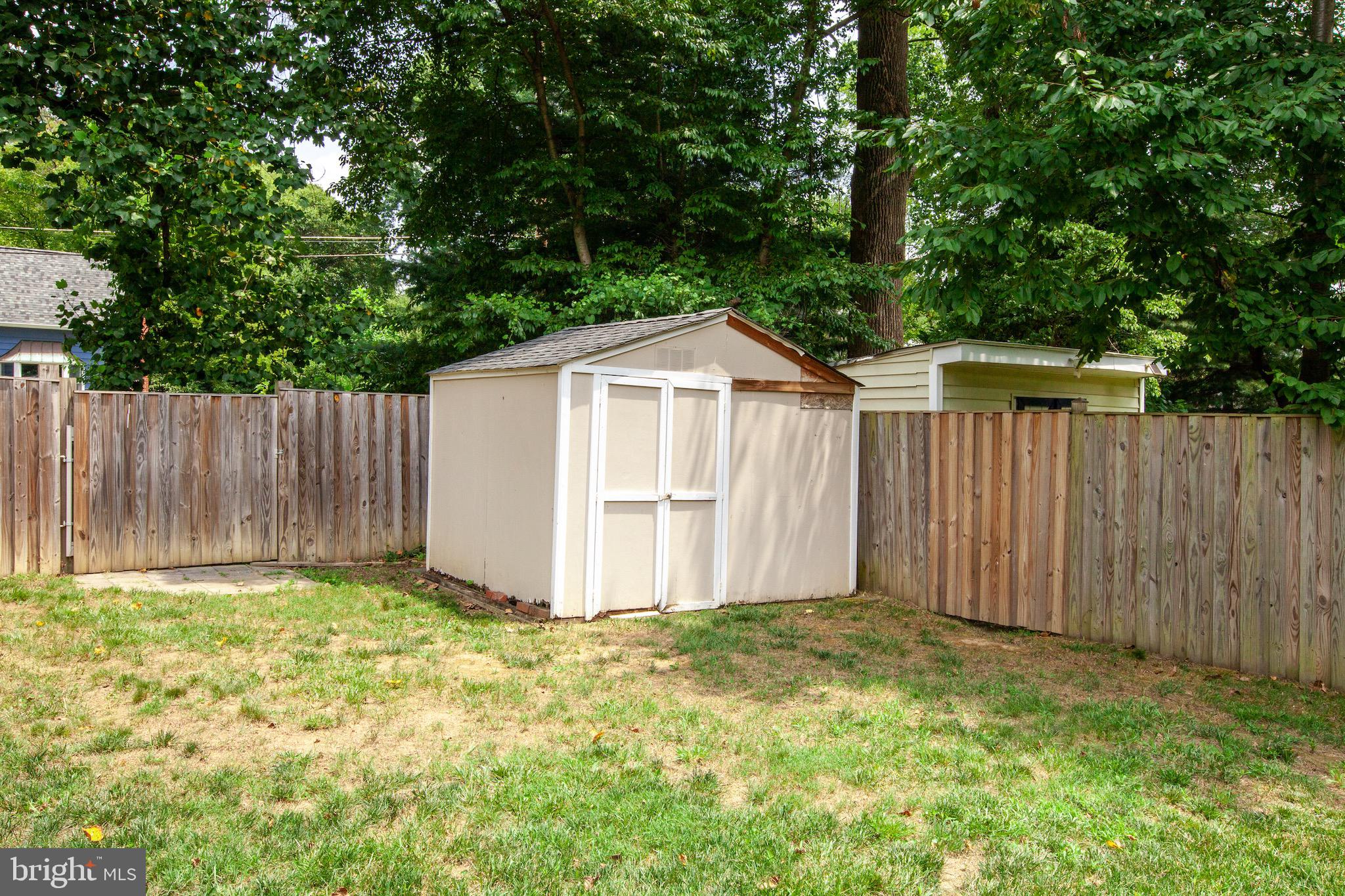 POMPONIOS KINGWOOD PARK - Residential Lease