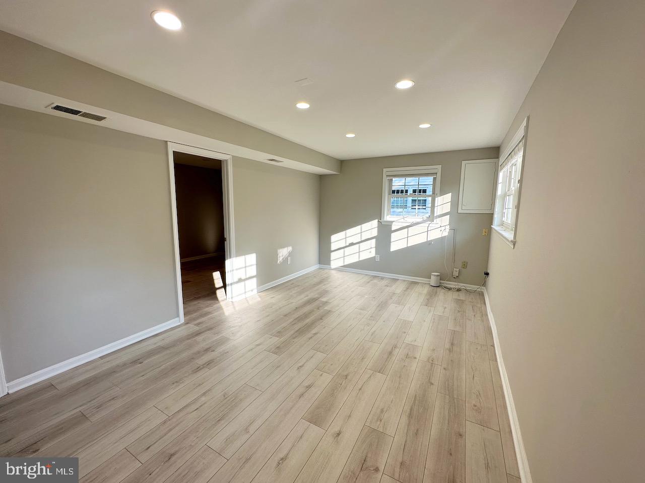 POMPONIOS KINGWOOD PARK - Residential Lease