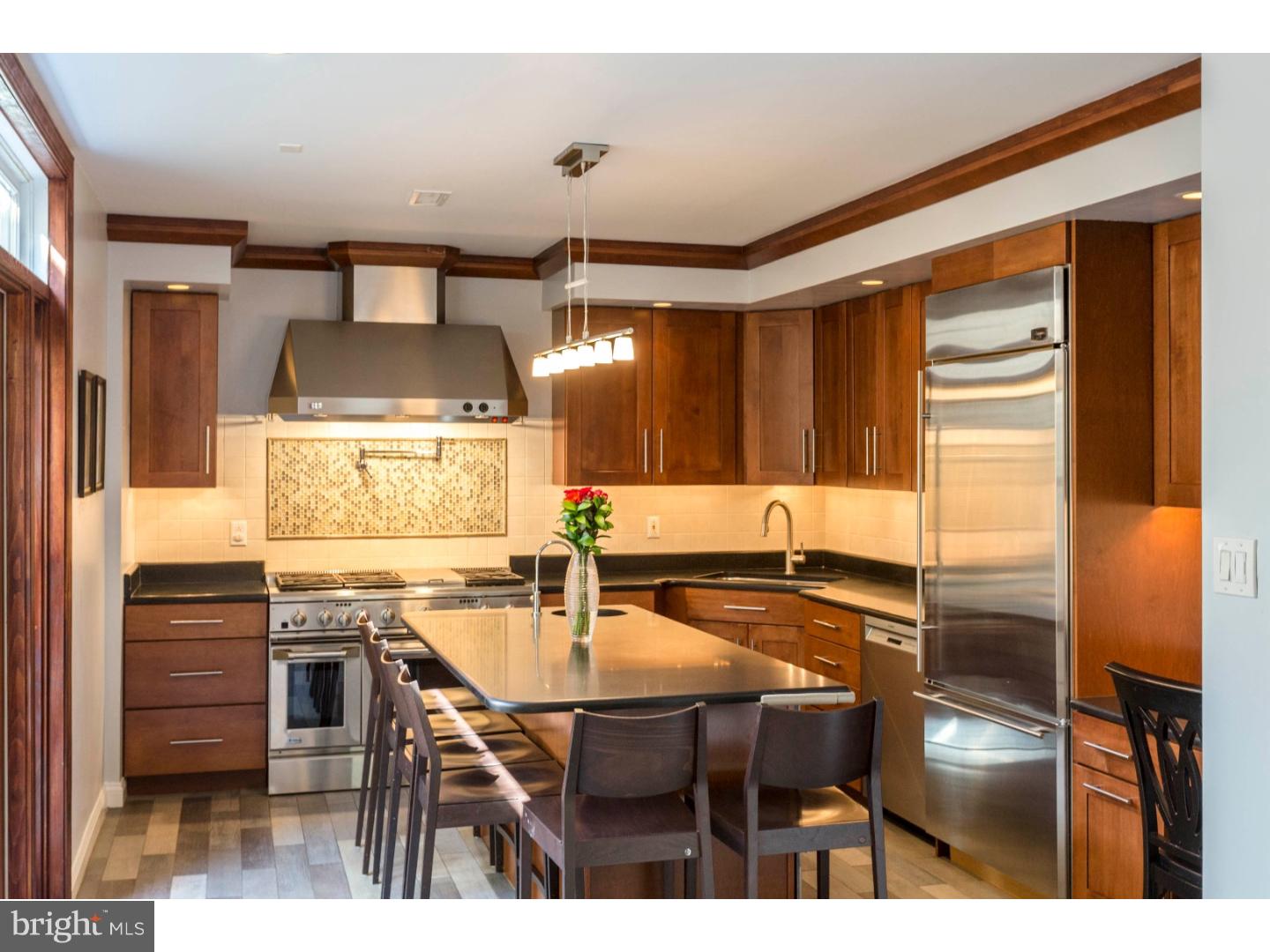 QUEEN VILLAGE - Residential