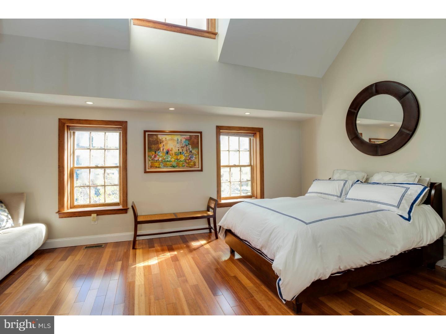 QUEEN VILLAGE - Residential