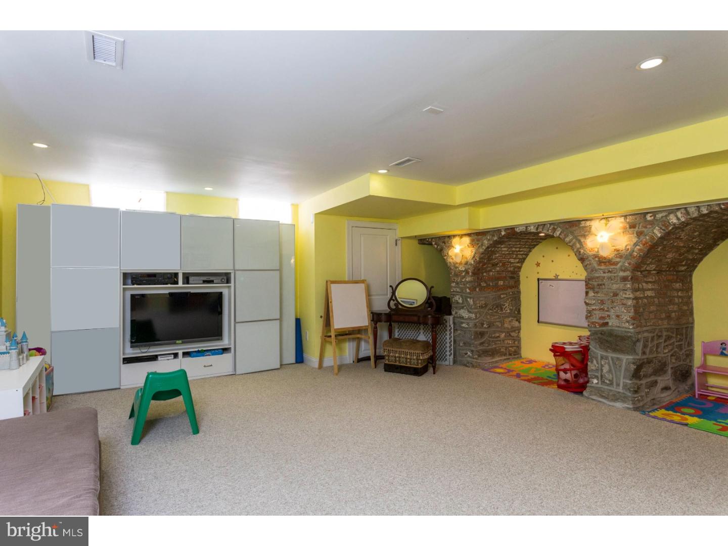 QUEEN VILLAGE - Residential