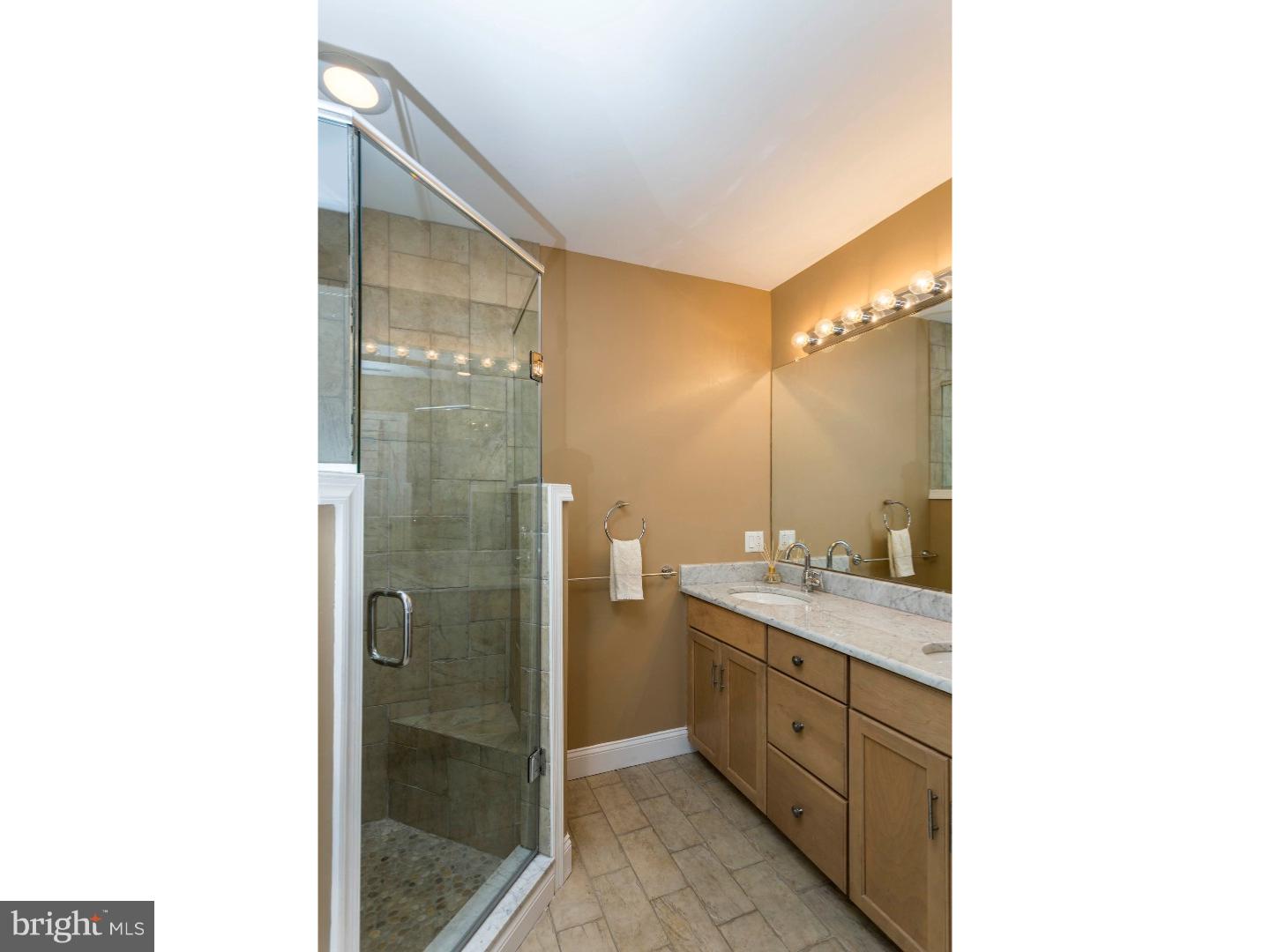 QUEEN VILLAGE - Residential