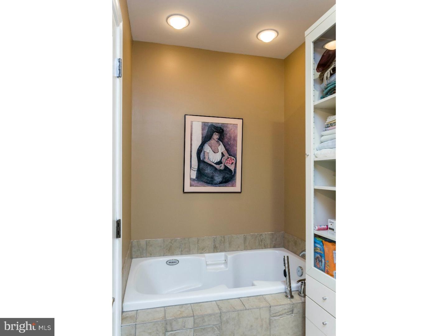 QUEEN VILLAGE - Residential