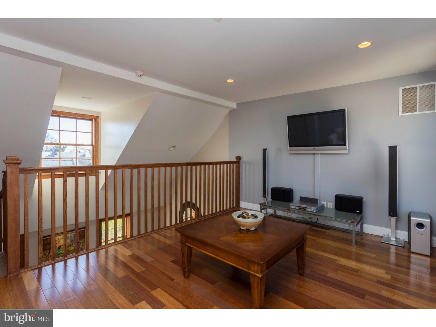 QUEEN VILLAGE - Residential