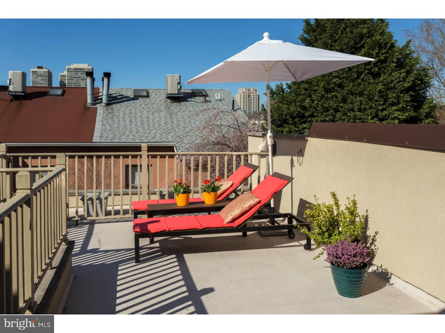 QUEEN VILLAGE - Residential