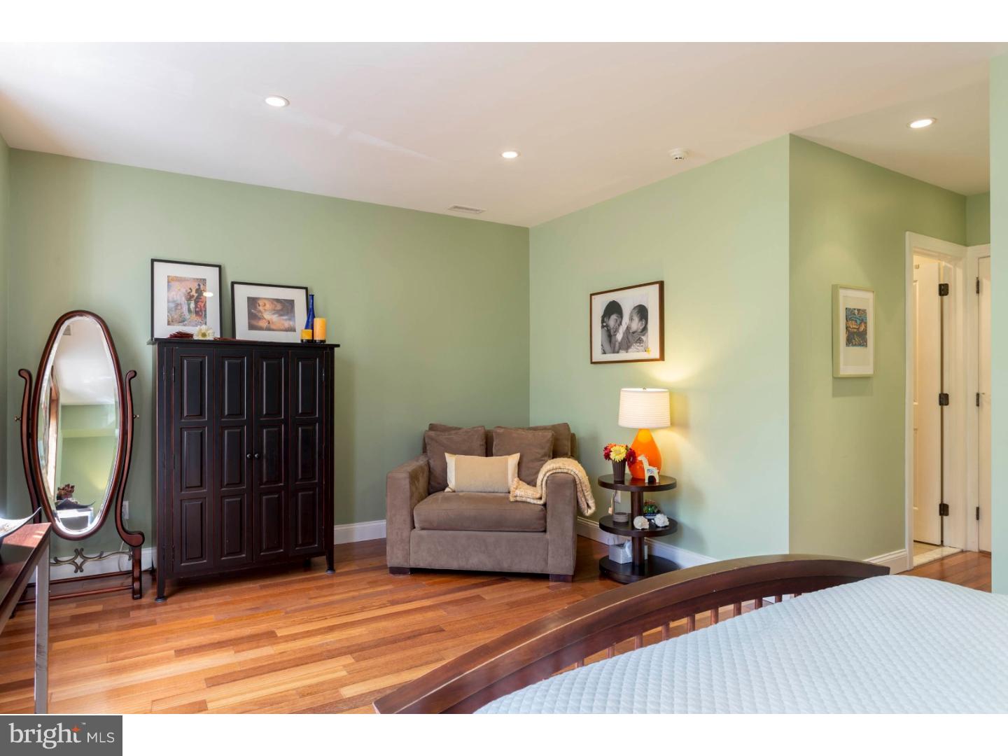 QUEEN VILLAGE - Residential