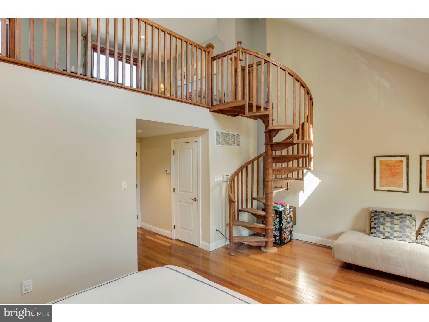 QUEEN VILLAGE - Residential