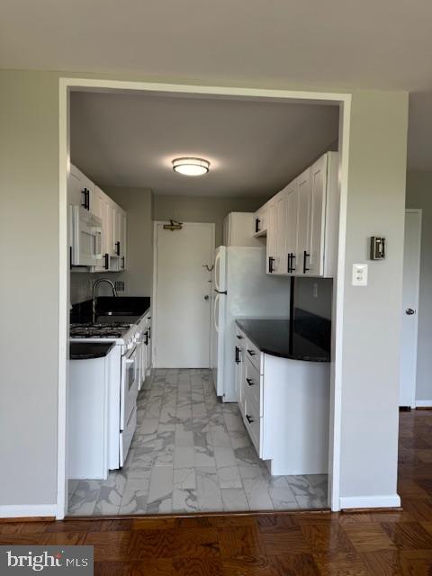 RIVER TOWERS - Residential Lease