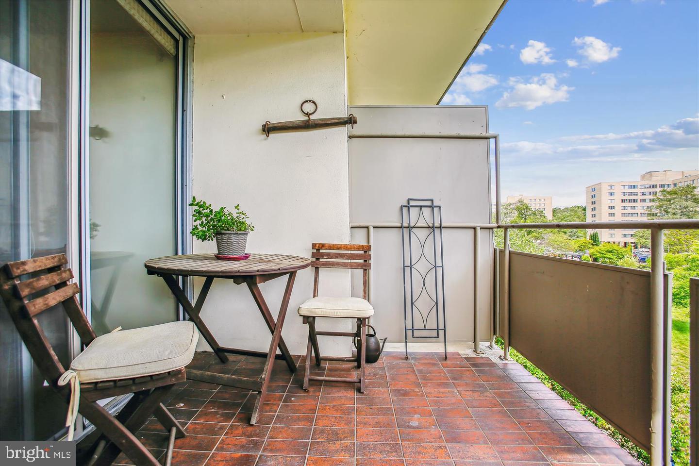 RIVER TOWERS - Residential Lease