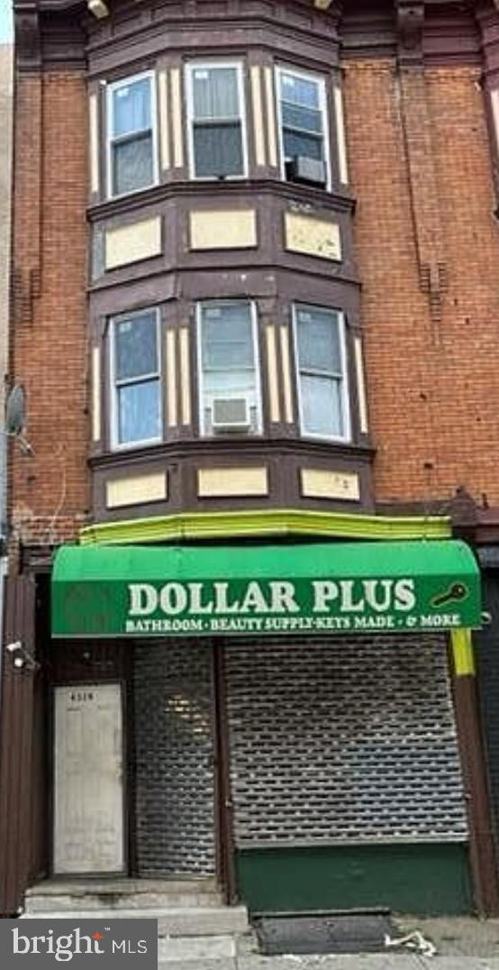 Located on a bustling street with high foot traffic, this mixed-use property is perfect for investors or business owners. Featuring a former retail space on the ground floor and five move-in-ready residential units above, it offers excellent rental potential and outstanding visibility. Recent updates include fully cemented basement walls, a new roof, and upgraded flooring in several units. Conveniently situated near public transportation, this property is ready to generate income. Don’t miss out—schedule a viewing today!