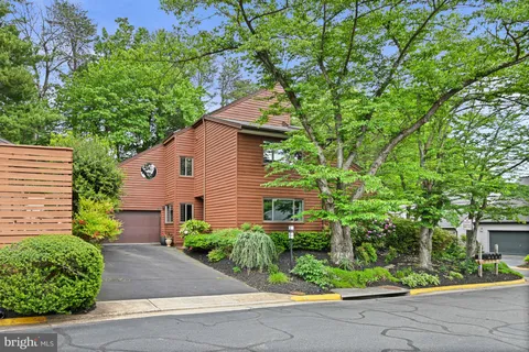 2109 S Bay Lane, Reston, VA MLS: VAFX2239104
