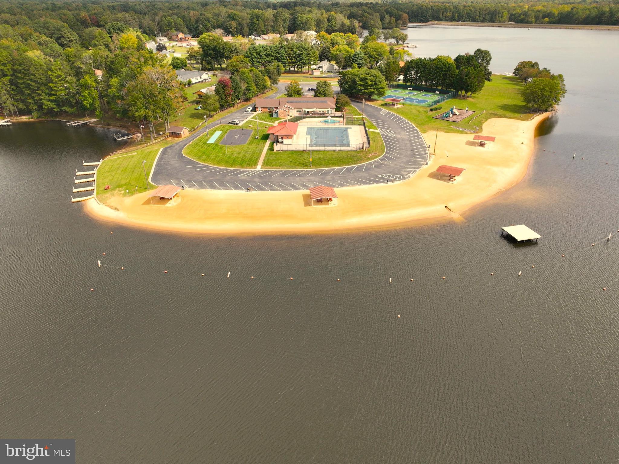 LAKE CAROLINE - Residential