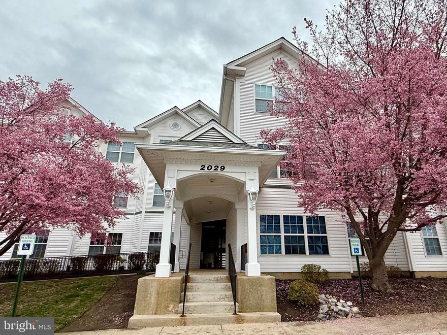 TOP LEVEL condo in popular Potomac Ridge! BRAND NEW stainless steel appliances just installed 3/21! Sunny open floor plan features KT w/breakfast bar overlooking dining & living rooms. 2 BDRMS/2 BA including spacious primary suite w/walk-in closet! Separate laundry rm (brand new WD!) /utility rm. Efficient natural gas heat/hot water & CAC. Condo fee covers water/sewer/trash & MORE! Ample parking. GREAT location-close to it all & just off I70.
