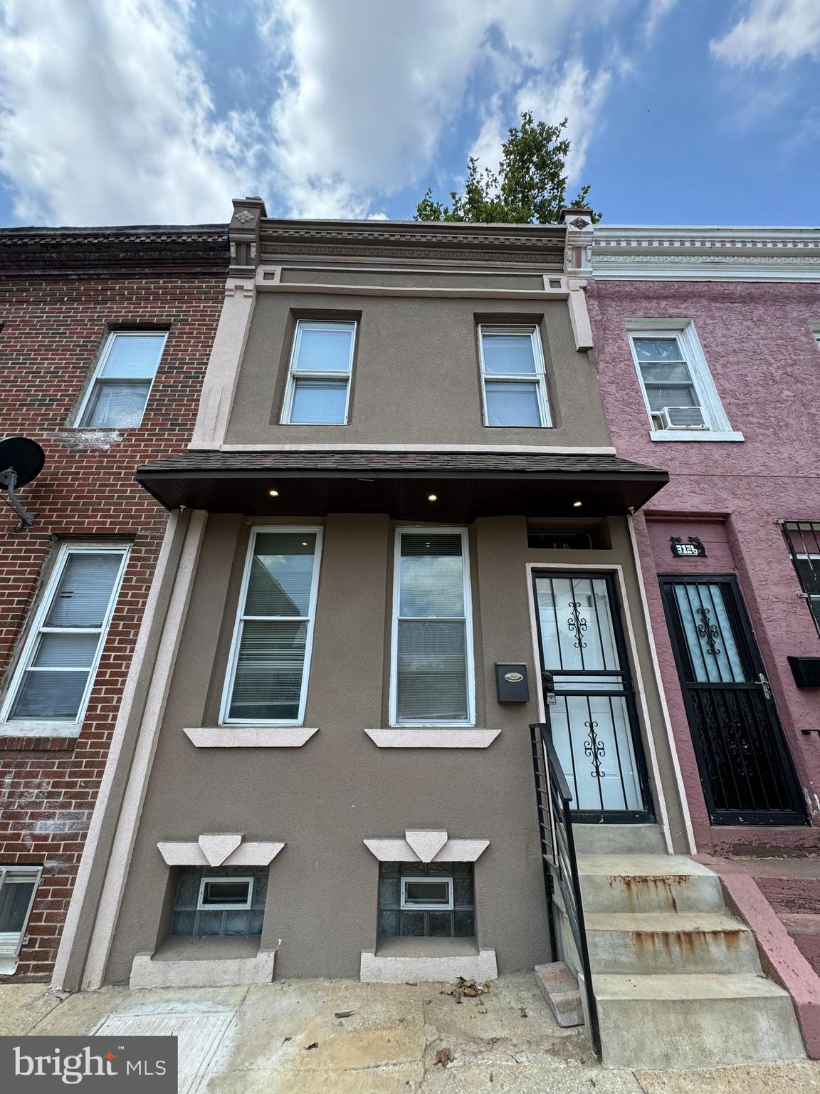 Welcome to 3124 N Darien St, a bright and thoughtfully updated home offering two bedrooms and two full bathrooms. This North Philadelphia gem features a spacious layout with room to spread out and modern touches throughout. The kitchen comes equipped with essential appliances and flows into an inviting living area ideal for day-to-day living or entertaining.
Both bedrooms offer generous proportions and share access to the well-appointed bathrooms, which include modern fixtures and finishes. Ample natural light fills the interior, enhancing the home’s welcoming atmosphere.
Located in a well-connected neighborhood with easy access to public transit, local shops, and neighborhood conveniences, this move-in-ready property is a great opportunity for first-time buyers or investors alike.
Contact us today to schedule a private showing and explore the potential of this attractive North Philadelphia home!