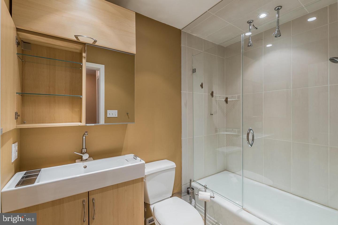 WARREN WOODS - Residential Lease