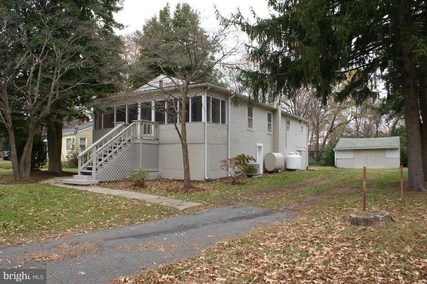 ****Rare find **** !. Single Family 3 Bedroom  Home ! **** With  Garage****!**** IN ANNE ARUNDEL COUNTY !***THIS HOME IS MOVE IN READY!!!!  AND **** A  Possible Sub Dividable Lot  ****Seller Very Easy To Work With.*