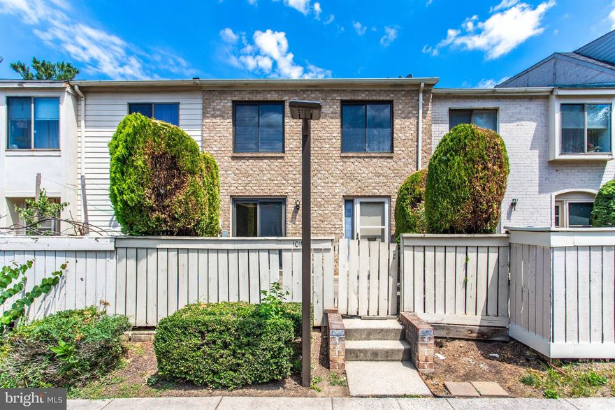 Beautiful 3 level townhouse. Ideal location. Hardwood throughout main level. Faux brick finishing in the kitchen. Rec area and laundry are located in the basement. New privacy fence for front patio. Great space for entertaining.