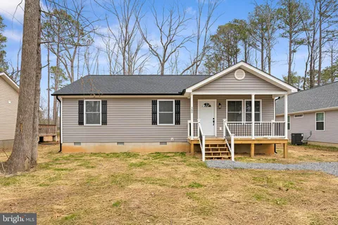 380 Shorewood Dr, Colonial Beach, VA MLS: VAWE2008236