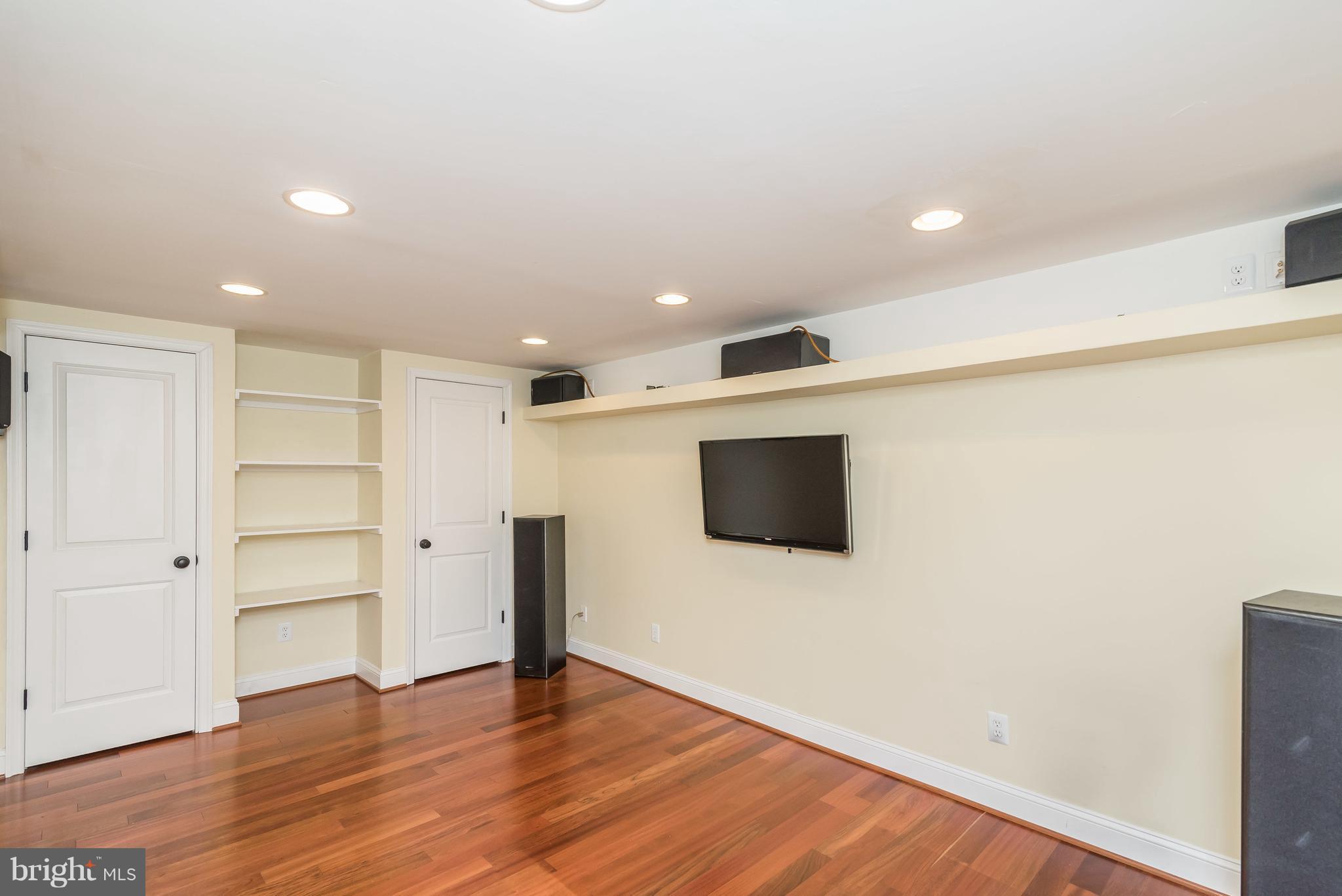 LOCUST POINT - Residential