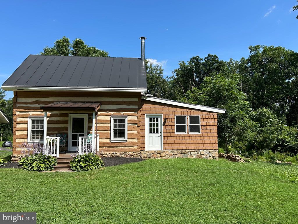 Photo of 13829 Mountain Road, HILLSBORO, VA 20132 (MLS # VALO2099102)