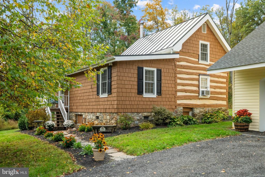 Photo of 13829 Mountain Road, HILLSBORO, VA 20132 (MLS # VALO2099102)