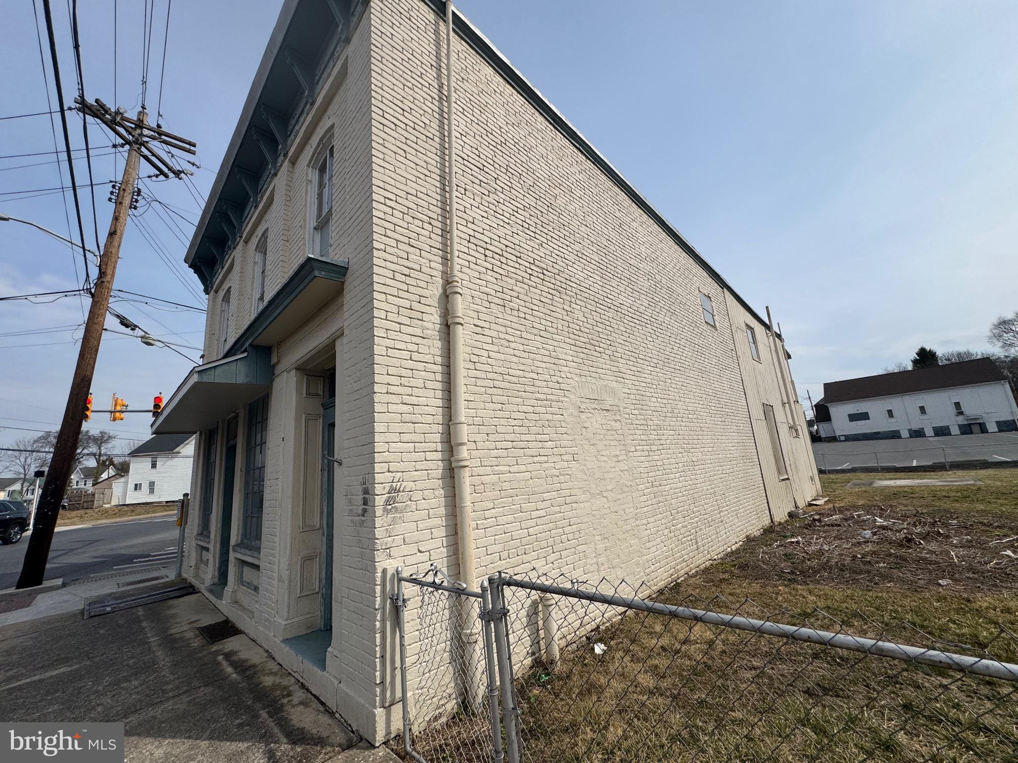 Main image without alt text