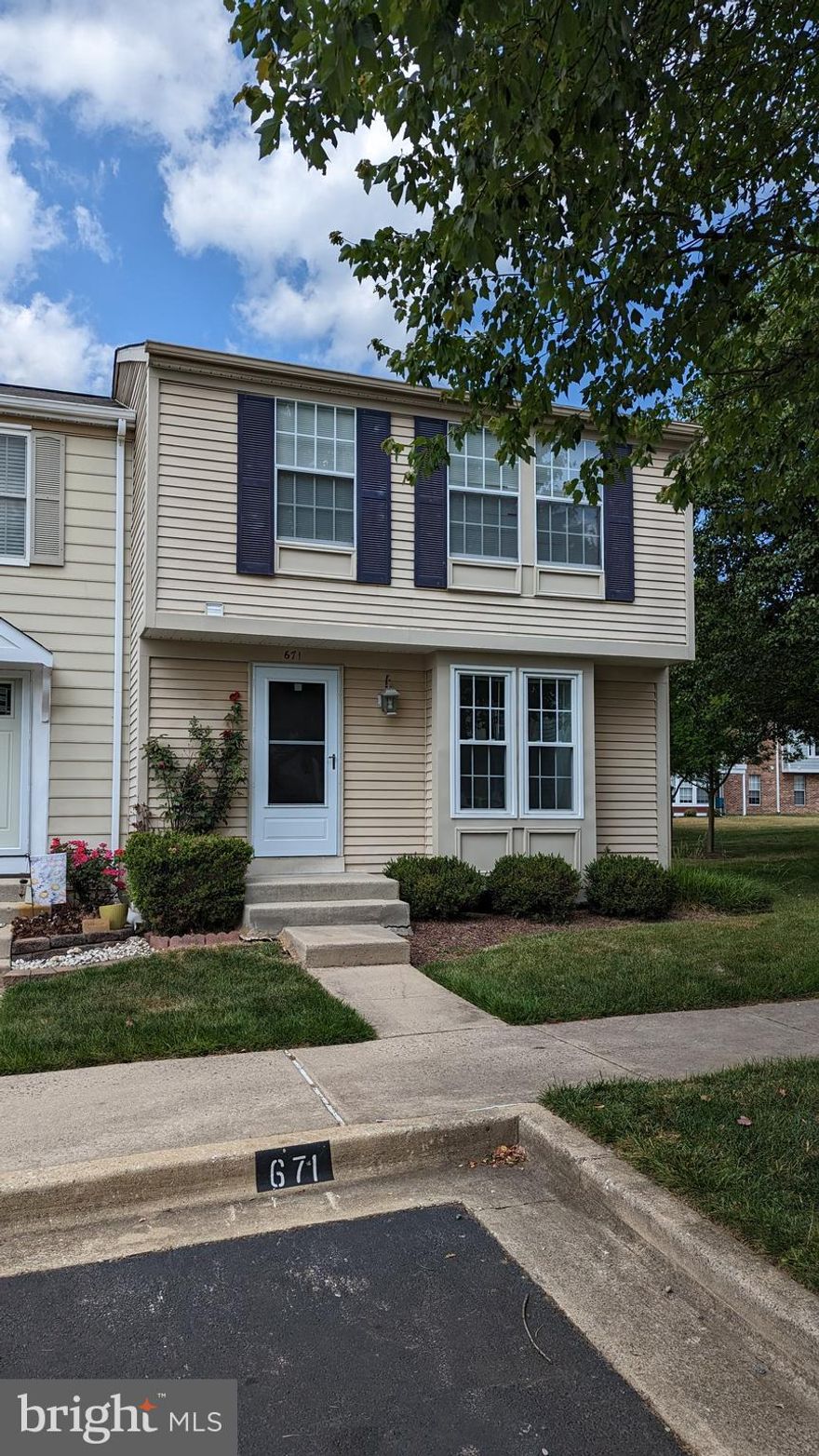 Move-in ready townhouse backs to common area in a convenient, settled community close to schools and shopping. Bright, comfortable rooms, Large eat-in kitchen. Finished basement room has a non-functioning fireplace. a full bath, pergo floors.  Could be a fourth bedroom, office, or family room. Laundry/utility room on basement level, 2 assigned parking spaces. First and second floors freshly painted.  No Smoking.