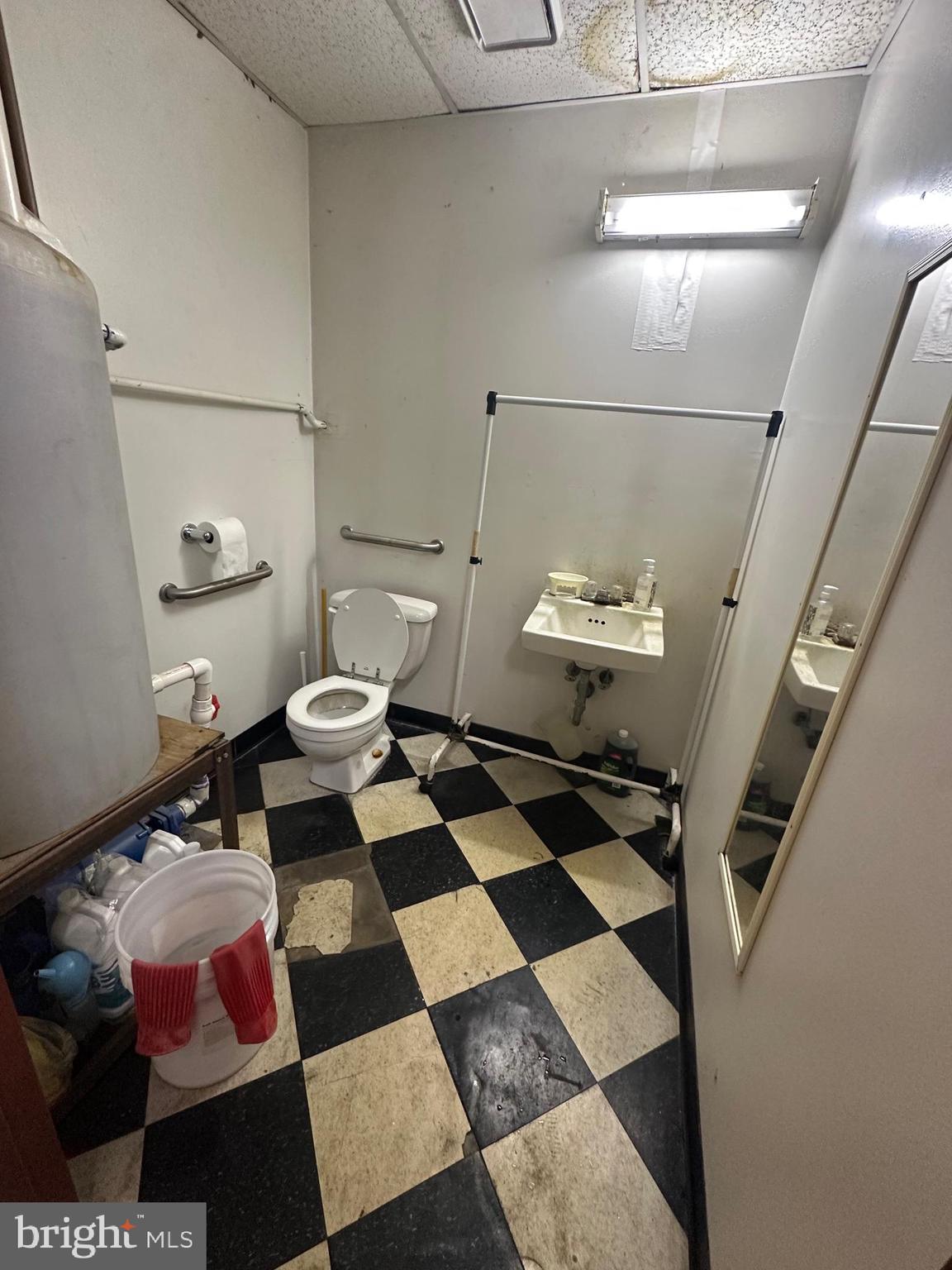 Main image without alt text