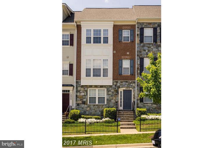 Discover comfort, style, and convenience in this beautifully updated 3-level townhome, perfectly situated in the heart of Clarksburg. Boasting 3 bedrooms, 2.5 bathrooms, and a 2-car garage, this spacious home offers the ideal blend of modern living and everyday functionality.
Step into an inviting open floor plan featuring gleaming hardwood floors, sun-filled living and dining areas, and a gourmet kitchen complete with granite countertops, stainless steel appliances, and generous cabinet space. Whether you're hosting guests or enjoying a quiet night in, this layout is made for both entertaining and relaxing.
Upstairs, unwind in the expansive primary suite with a walk-in closet and a private en-suite bath. Two additional bedrooms and a full hall bath provide plenty of room for family, guests, or a home office setup. Enjoy your morning coffee or evening wind-down on the private deck just off the main living area.
Additional highlights include an in-unit washer and dryer, energy-efficient windows, and thoughtful touches throughout. Located just minutes from Clarksburg Premium Outlets, I-270, top-rated schools, scenic parks, and local dining—this home truly has it all.
Available for immediate move-in. No smoking. Pets considered on a case-by-case basis.