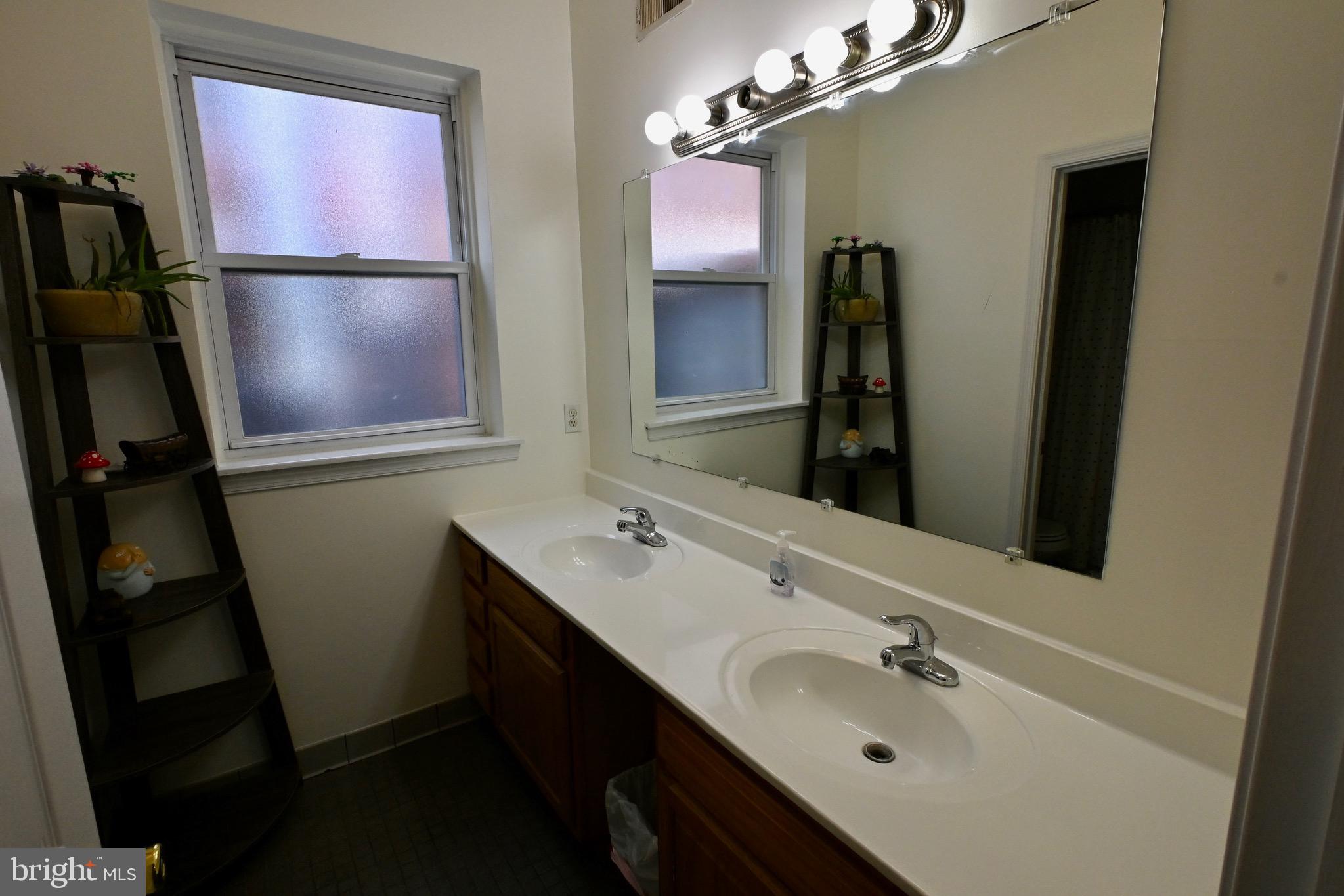 EAST KENSINGTON - Residential